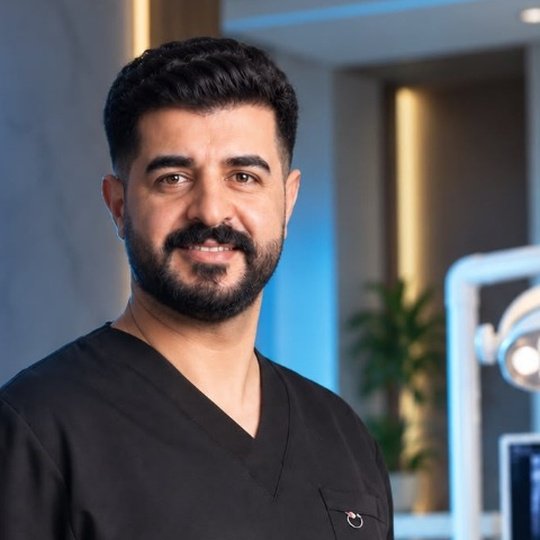 الدكتور بسام داود الجبوري طبيب وجراح الأسنان في عيادة الكرادة بغداد